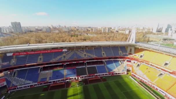 Tomma tribuner på lok fotbollsstadion — Stockvideo