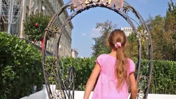 Bella ragazza si diverte nel parco estivo — Video Stock