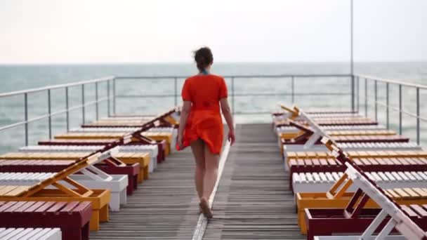 Vrouw loopt op houten pier — Stockvideo