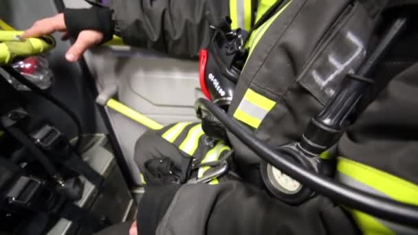 Feuerwehrmann sitzt im Feuerwehrauto — Stockvideo