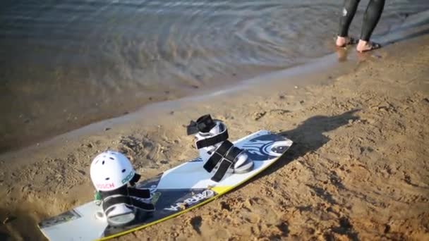 Wakeboarder обладнання на березі — стокове відео