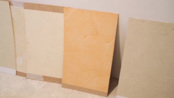 Échantillons de différentes variantes de peinture près du mur — Video