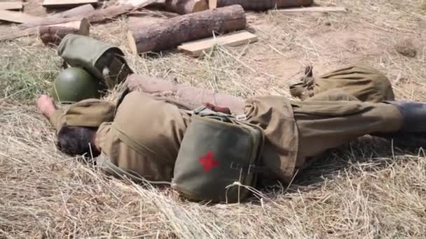 Sovjetiska armén soldat med medic väskan sover i camp — Stockvideo