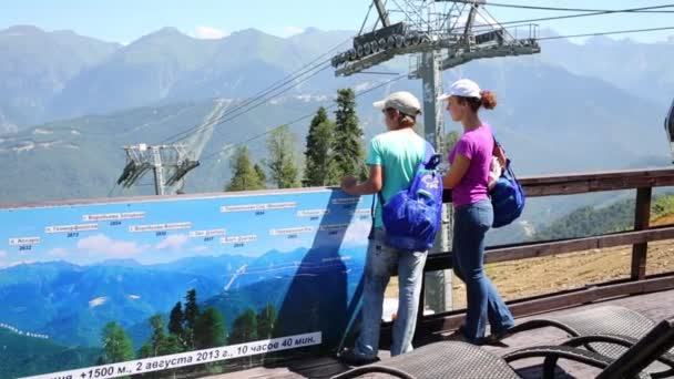 Mujer y niño en la plataforma de visualización — Vídeos de Stock