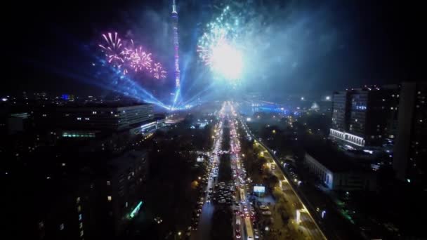 Projetores vigas e fogos de artifício no céu escuro — Vídeo de Stock