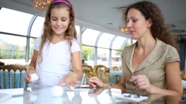 Kızı anne yemekleri — Stok video