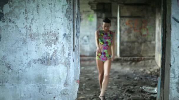 Mädchen geht durch die Tür eines verlassenen Gebäudes — Stockvideo