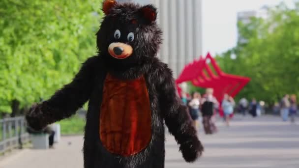 Skådespelare i Björn kostym står — Stockvideo
