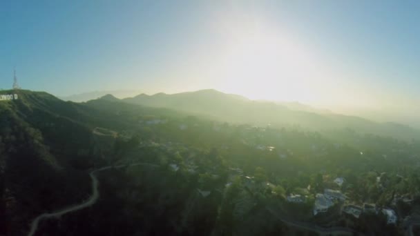 Панорама с голливудским знаком на горе Ли — стоковое видео