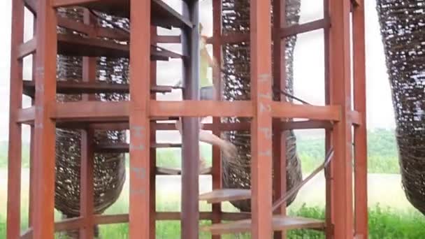 Frau steigt Wendeltreppe hinauf — Stockvideo