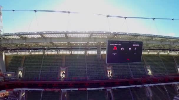 Sol brilha acima do estádio com placar — Vídeo de Stock