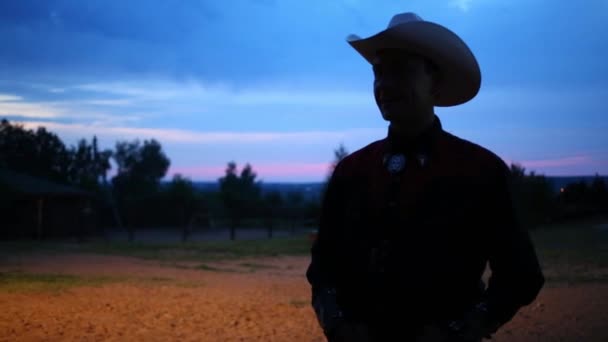 Silhueta de cowboy contra céu de manhã — Vídeo de Stock