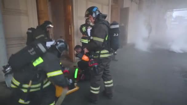 Bombeiros estabelece equipamentos — Vídeo de Stock