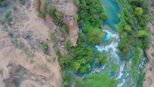 Corriente de agua y cascadas en el Gran Cañón — Vídeo de stock