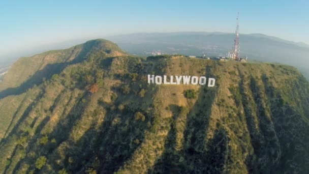 Wieża radiowa w pobliżu znaku Hollywood — Wideo stockowe