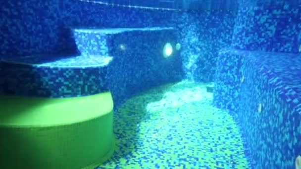 Pod vodou pohled na průhledný bazén — Stock video