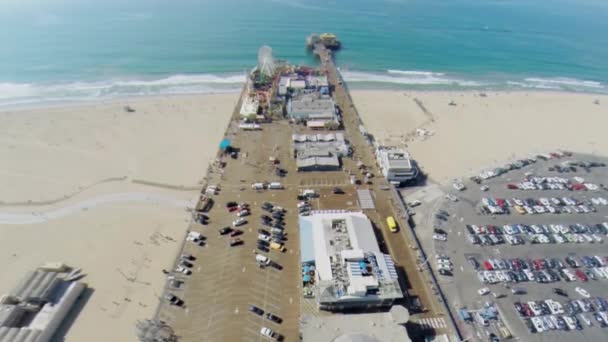 Santa Monica pier met pretpark — Stockvideo
