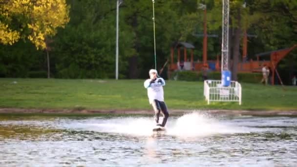 Mężczyzna wakeboarder sprawia, że air raley — Wideo stockowe