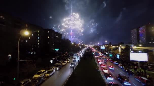 La gente guarda fuochi d'artificio dalla torre TV — Video Stock