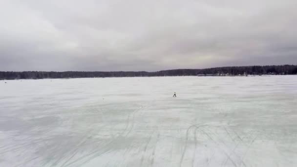 Man skidåkning av iskalla floden — Stockvideo