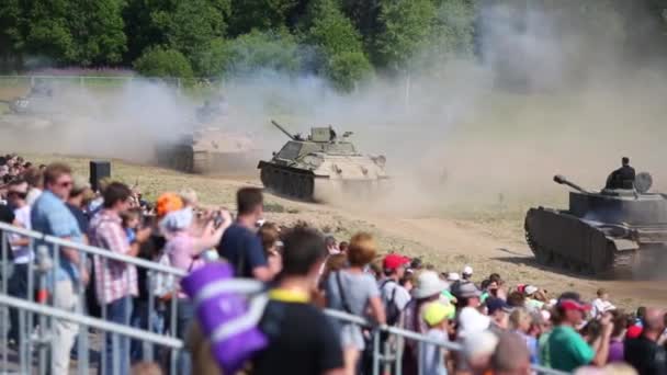 Los espectadores miran a la columna de los vehículos militares — Vídeos de Stock