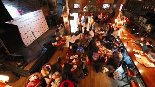 Banquete no bar após torneio de boliche — Vídeo de Stock
