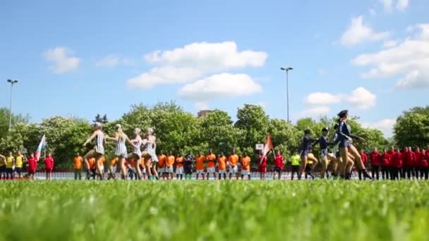 Chicas de danza y fútbol equipos de pie — Vídeo de stock