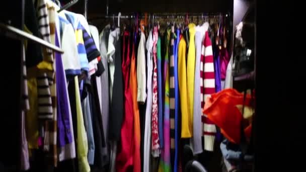 Garderoba w mieszkaniu z mnóstwem Odzież i obuwie — Wideo stockowe