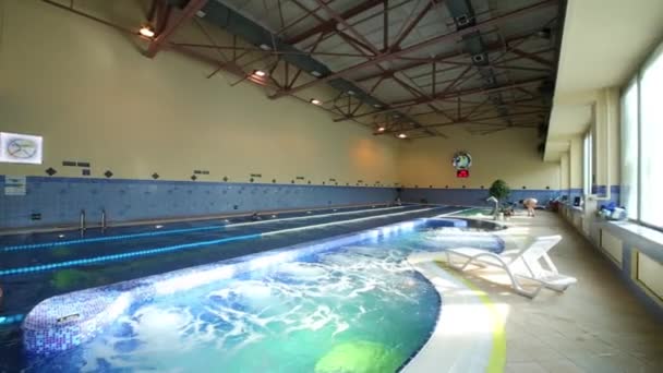 Люди в бассейне Gold Gym — стоковое видео