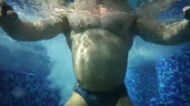 L'homme tombe sous l'eau de la piscine — Video