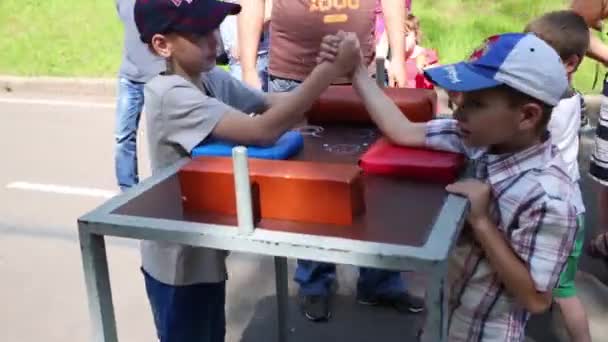 Kids Arm Wrestling competition — Stock Video