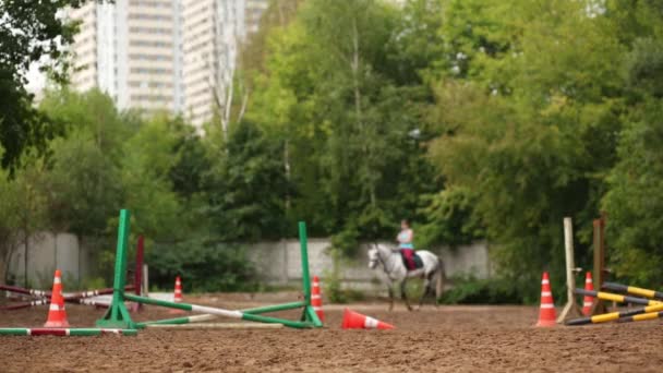 Girl rides in circle on horseback — Stock Video