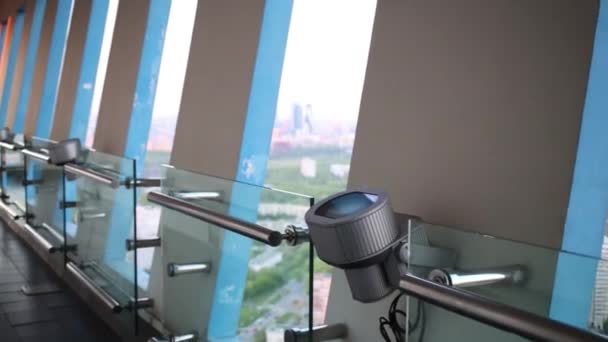 Interior de la plataforma de visualización en un edificio de gran altura con ventanas — Vídeo de stock