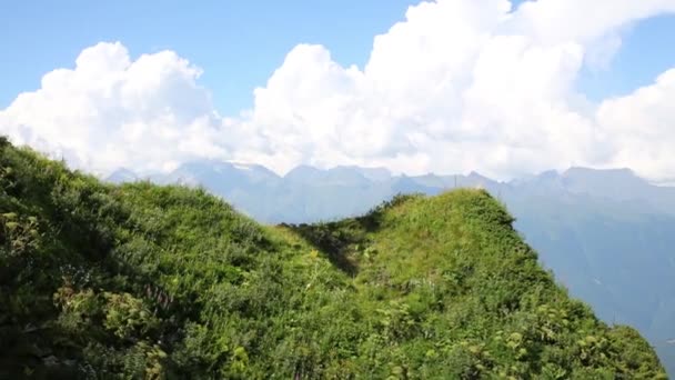 Hermosa montaña y cielo nublado — Vídeos de Stock