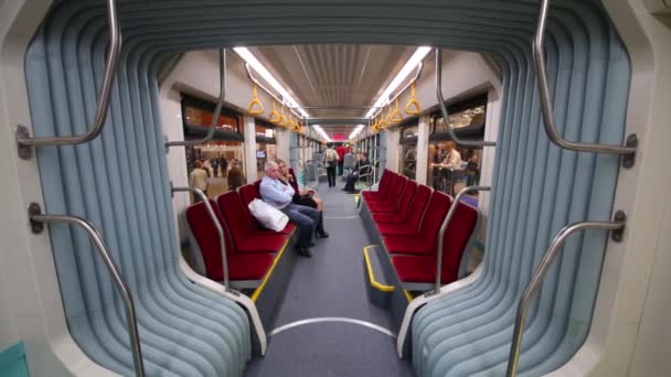 Люди в метро на выставке городского транспорта — стоковое видео