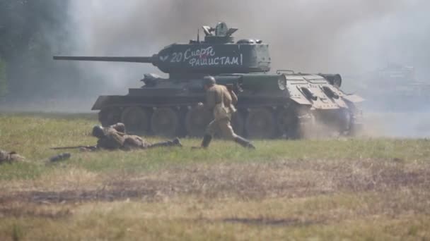 Tanque soviético involucrado en la batalla — Vídeos de Stock