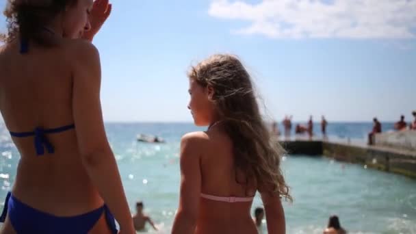 Mujer y chica hablar en la playa — Vídeos de Stock