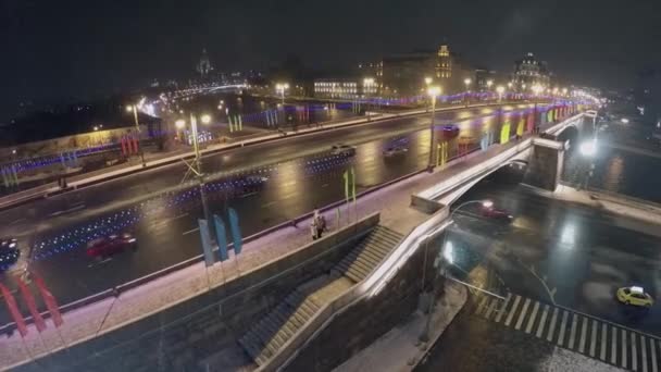 Transport drive by Bolshoy Moskvoretsky bridge — Stock Video