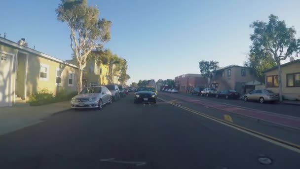 People in car drive by Mission Boulevard — Stock Video