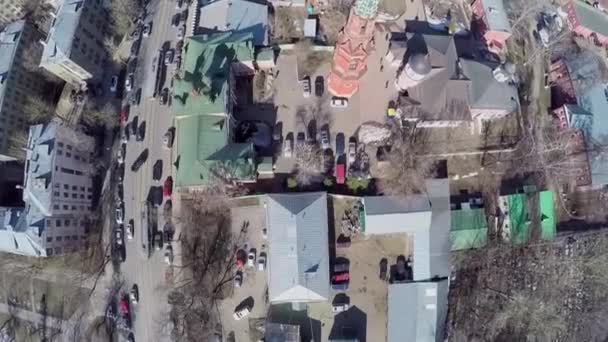 Vervoer verkeer in de buurt van Preobrazhenskaya oude gelovige — Stockvideo