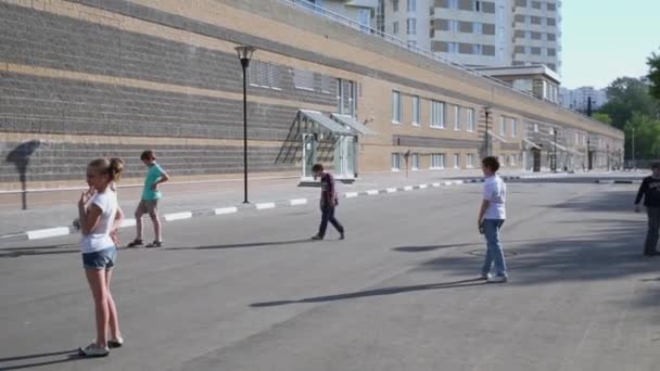 Children play ball — Stock Video