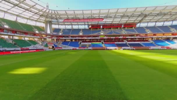 Rasenplatz und leere Tribünen — Stockvideo