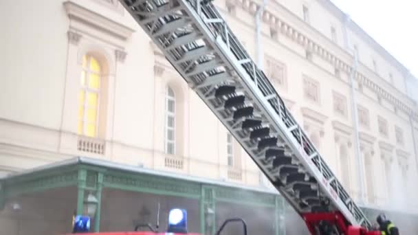 Scala del motore antincendio sale a costruire — Video Stock