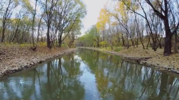 Rivière Jauza aux feuilles tombées   