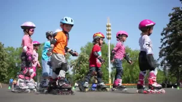 Crianças aprendem a patinar — Vídeo de Stock