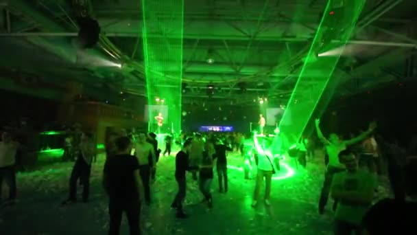 Sala de dança espaçosa durante a festa de espuma — Vídeo de Stock