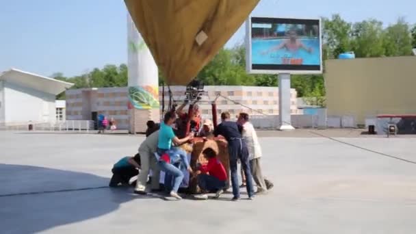 Mensen houden mand van de luchtballon — Stockvideo