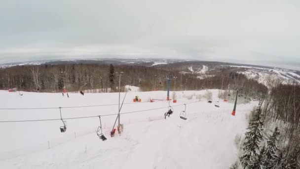 Station de ski avec plusieurs télésièges — Video