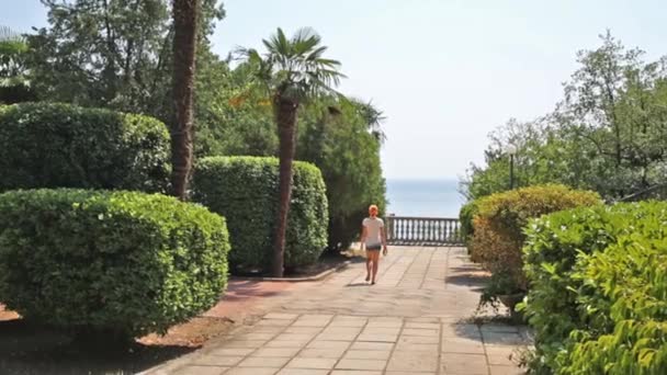 Woman walks in garden — Stock Video