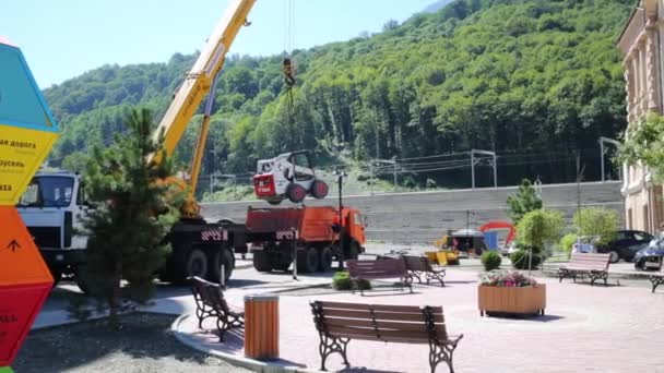 Carga de pequeño tractor Bobcat a camión — Vídeos de Stock